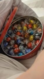 Lindt Lindor Mixed Chocolate Truffle Chocolate Can 900g in two boxes – perfect for sharing – Chocolate balls with a smooth, melt-in-your-mouth filling, red - Image 4