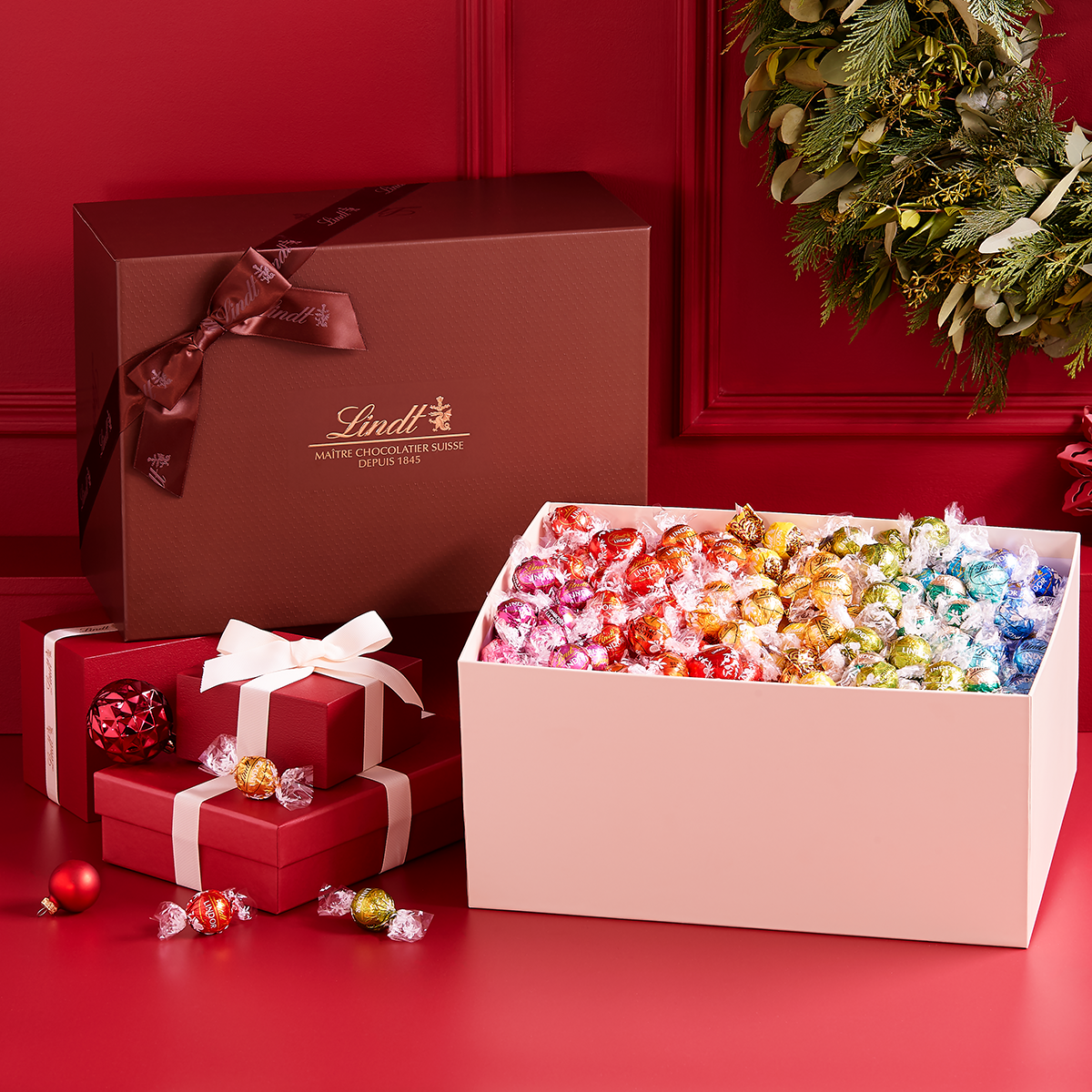 lindt_choc_4.5kg-1.webp Lindt Pick & Mix Selection Box 4.5kg - Image 1